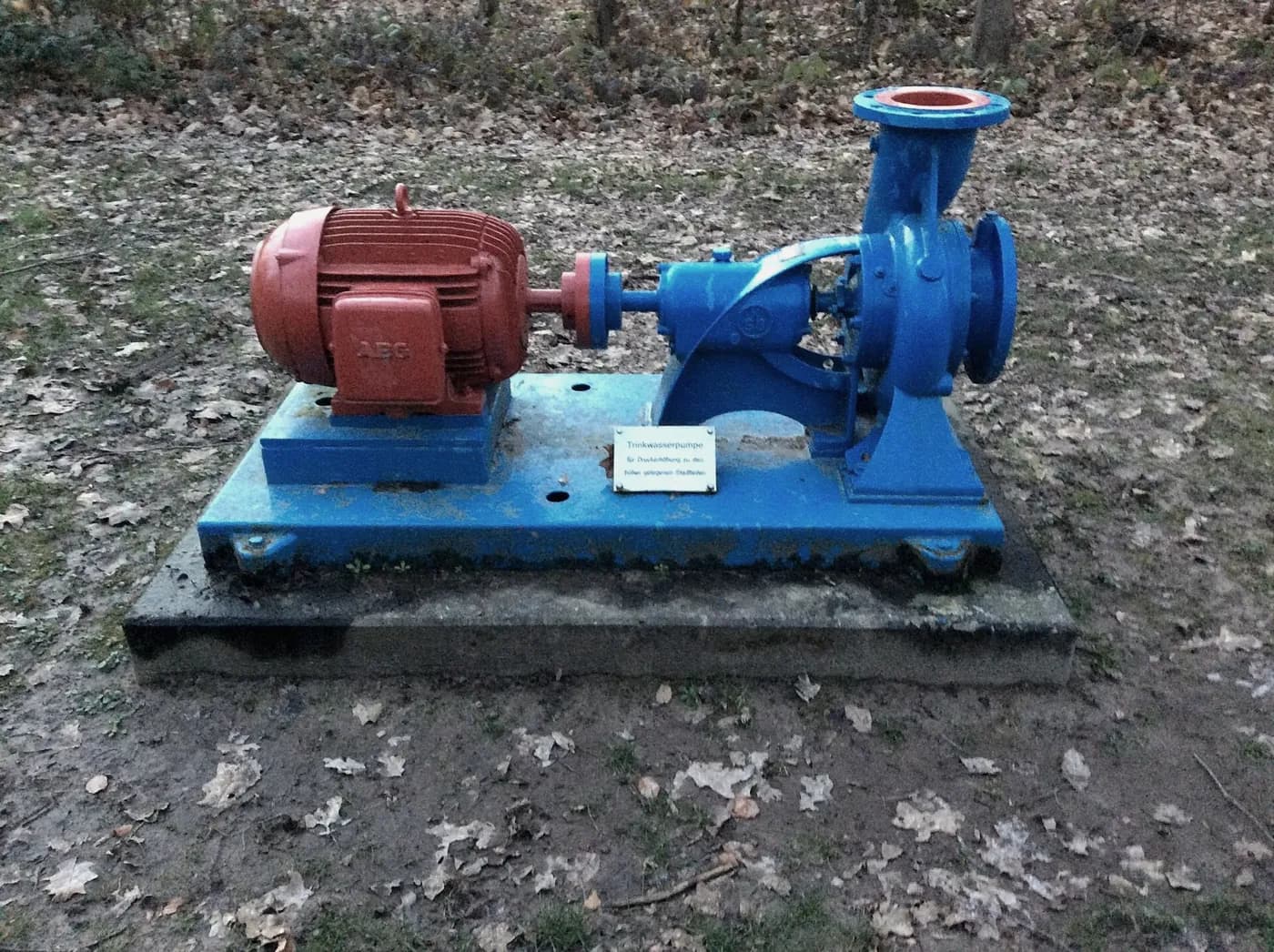 Kaide üzerinde elektrik motoru ve su pompası